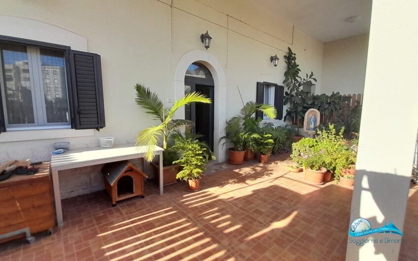 Villa in zona abitata con giardino e terreno