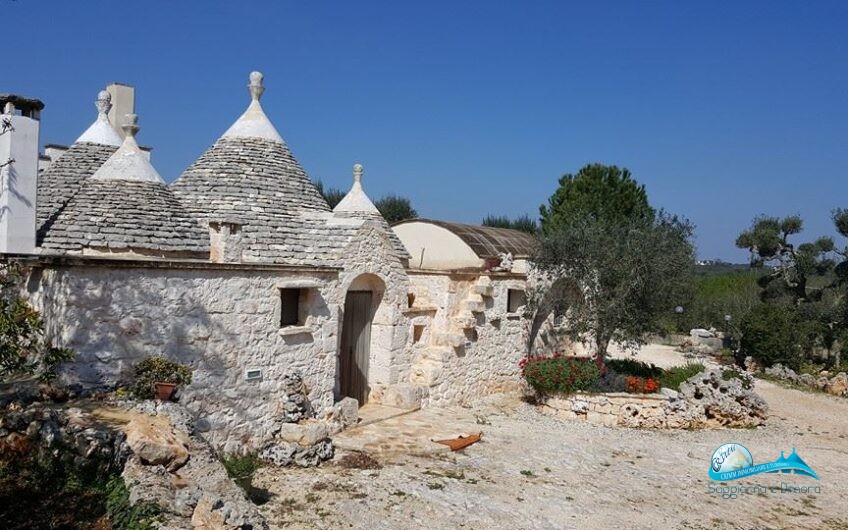 Complesso di trulli, due abitazioni autonome e terreno