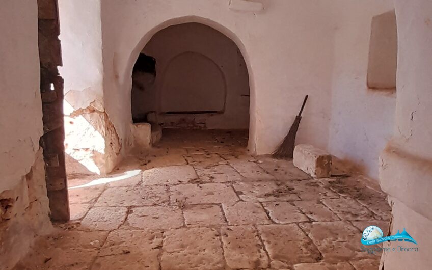 Bellissimo trullo con lamia in posizione panoramica immersa nella campagna della Valle d’Itria